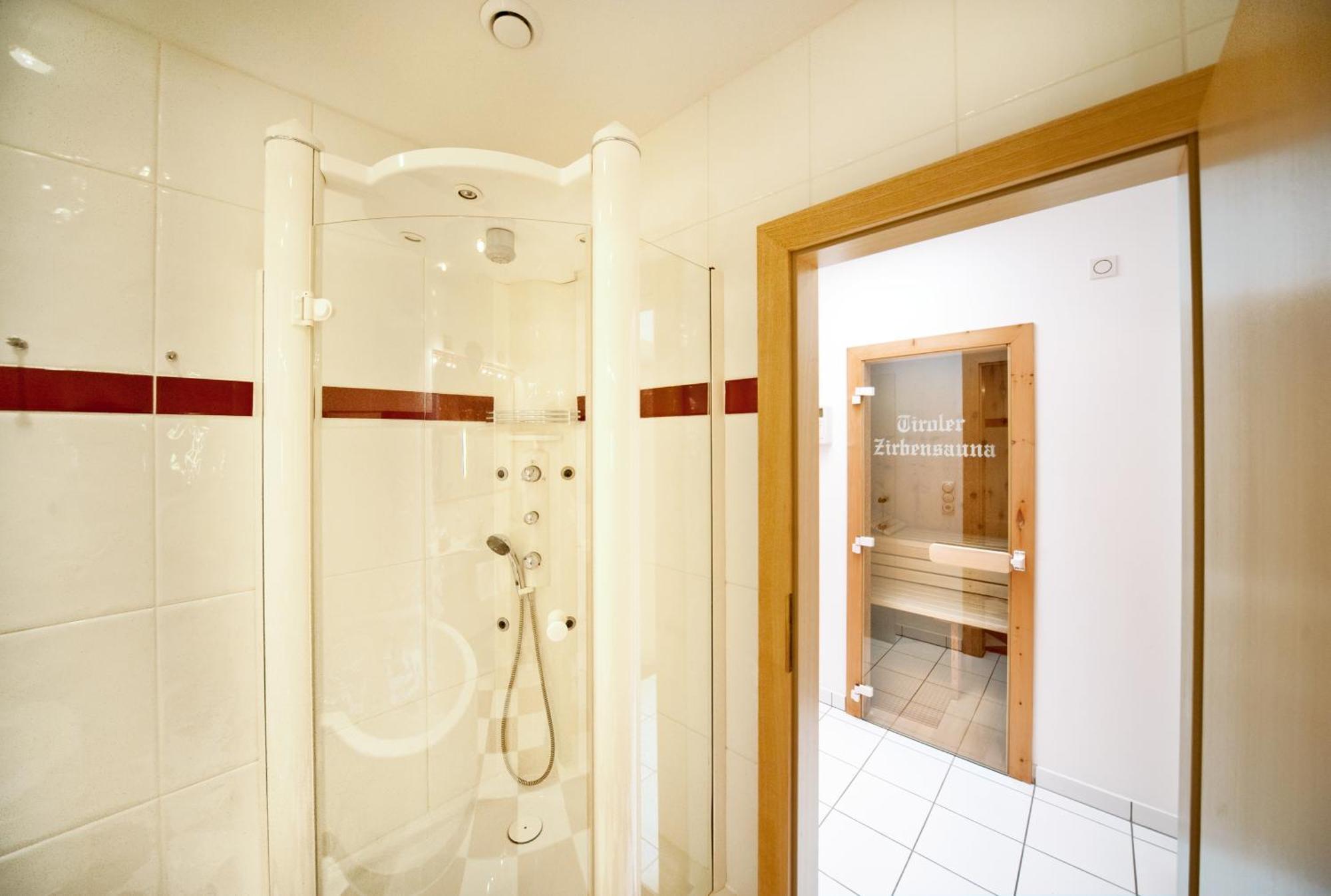 Alpenbad Hotel Hohenhaus Tux Pokoj fotografie