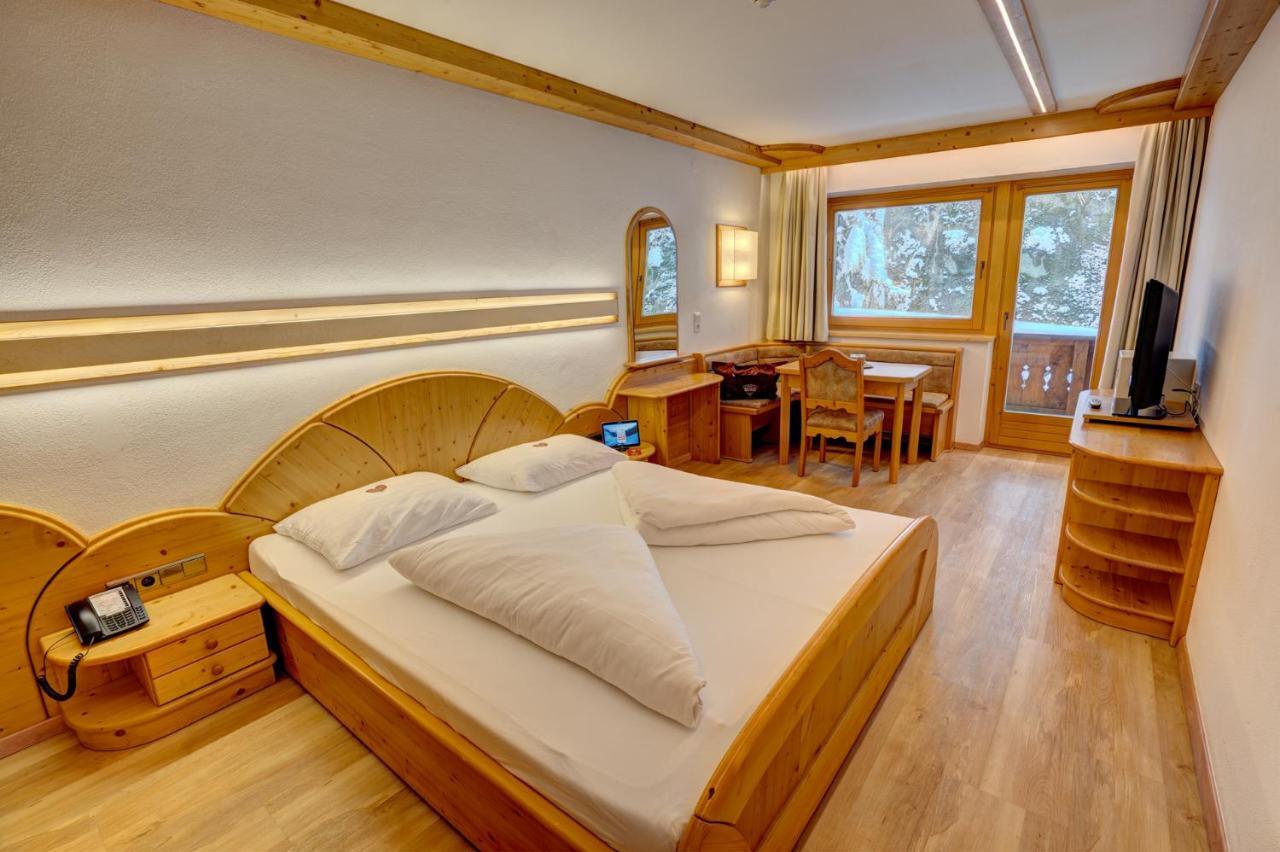 Alpenbad Hotel Hohenhaus Tux Pokoj fotografie